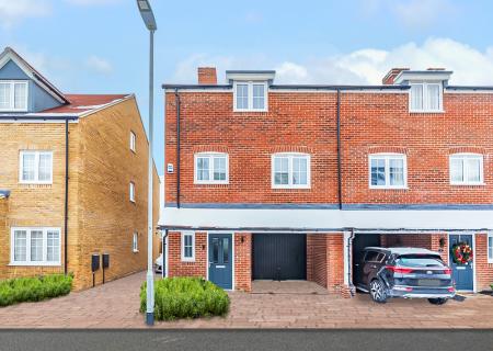 4 bedroom Town house to let in Zoffany Place, Hemel Hempstead, HP2