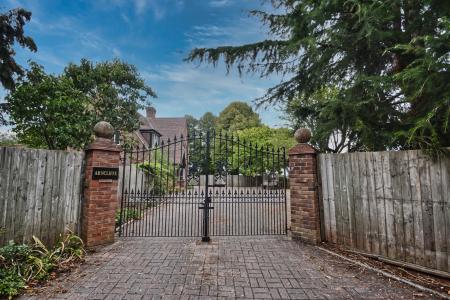 5 bedroom Detached house for sale in Ledbury Road, Ross-on-Wye, HR9