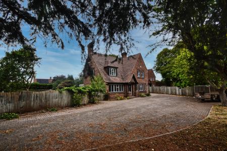 5 bedroom Detached house for sale in Ledbury Road, Ross-on-Wye, HR9