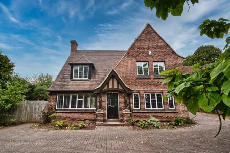 5 bedroom Detached house for sale in Ledbury Road, Ross-on-Wye, HR9