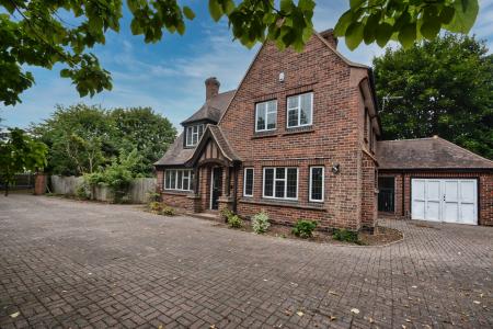 5 bedroom Detached house for sale in Ledbury Road, Ross-on-Wye, HR9