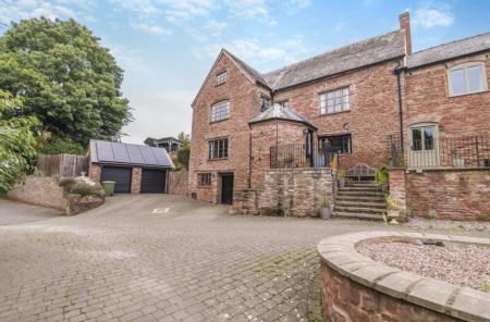 5 bedroom Country House to let in Knightshill Farm, Lea, Ross-on-Wye, HR9