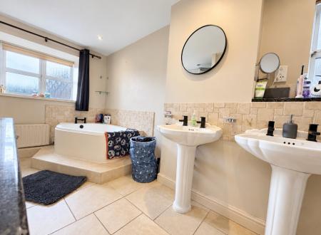4 bedroom Detached house to let in Priory Lea, Walford, Ross-on-Wye, HR9