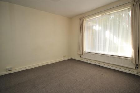 2 bedroom Ground floor maisonette for sale in Clifton Court, Marlow Road, Cressex, High Wycombe, HP11