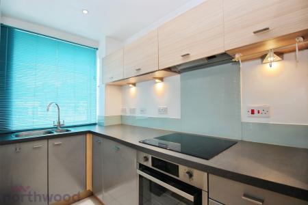 2 bedroom Flat for sale in Ryemead Boulevard, High Wycombe, HP11