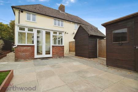 3 bedroom Semi-detached house to let in Whitepit Lane, Wooburn Green, HP10