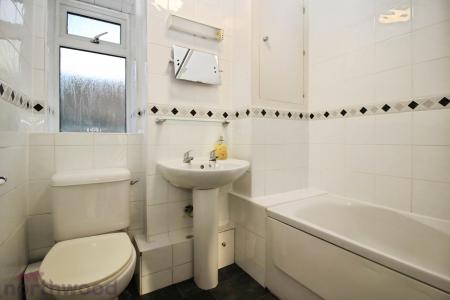 2 bedroom Flat to let in Amersham Hill, High Wycombe, HP13