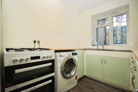 2 bedroom Flat to let in Amersham Hill, High Wycombe, HP13
