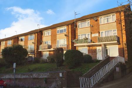 2 bedroom Flat to let in Amersham Hill, High Wycombe, HP13