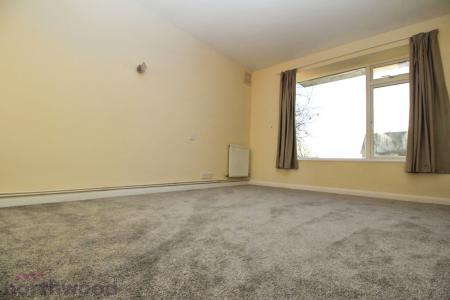 2 bedroom Flat to let in Amersham Hill, High Wycombe, HP13