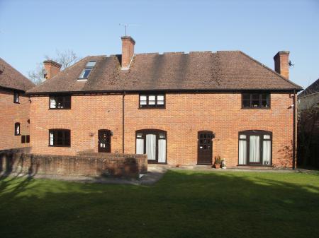 2 bedroom Flat to let in Bassetsbury Lane, High Wycombe, HP11