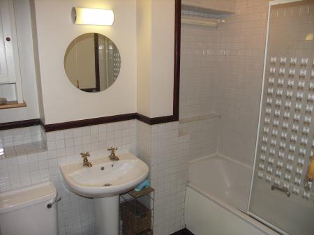 2 bedroom Flat to let in Bassetsbury Lane, High Wycombe, HP11