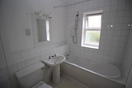 2 bedroom Flat to let in Guillemot Way, Aylesbury, HP19