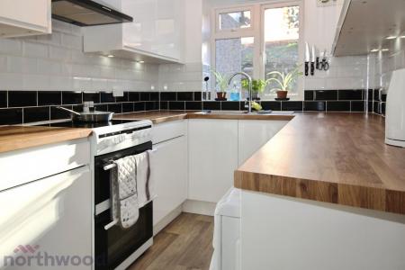 2 bedroom Flat for sale in Amersham Hill, High Wycombe, HP13