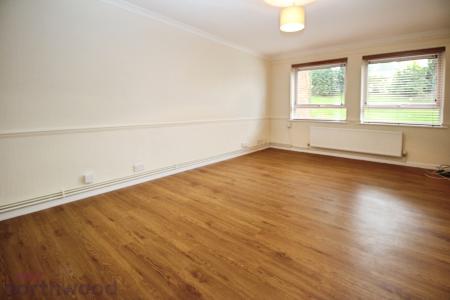 2 bedroom Flat for sale in Springfield Road, Chesham, HP5