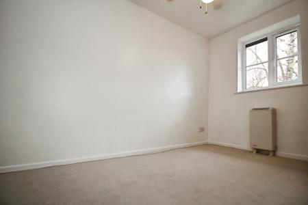 1 bedroom Flat to let in Fryers Court, High Wycombe, HP12