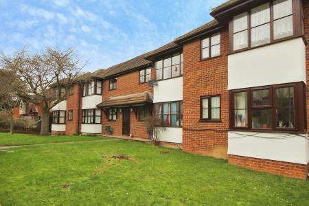 1 bedroom Flat to let in Fryers Court, High Wycombe, HP12