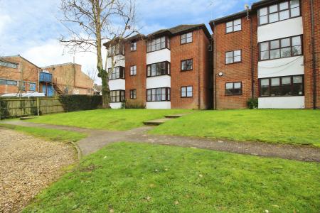 1 bedroom Flat to let in Fryers Court, High Wycombe, HP12