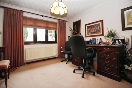 4 bedroom Detached house for sale in Hillside Road, Penn, HP10