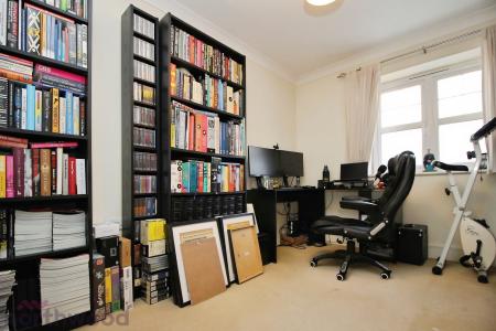 2 bedroom Flat for sale in Woodley Court, West Wycombe Rd, High Wycombe, HP12