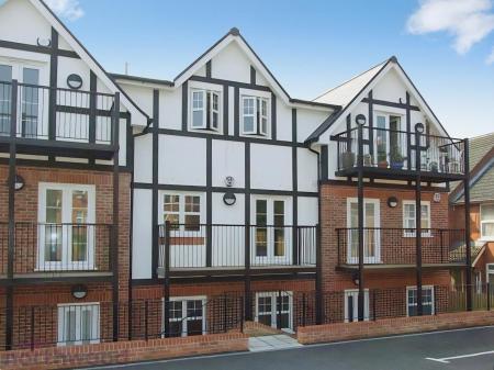 2 bedroom Flat for sale in Woodley Court, West Wycombe Rd, High Wycombe, HP12