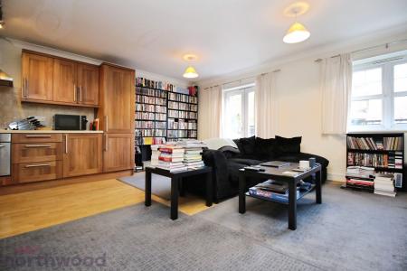 2 bedroom Flat for sale in Woodley Court, West Wycombe Rd, High Wycombe, HP12