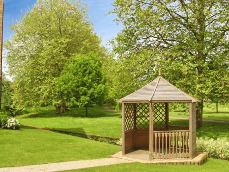 2 bedroom Flat to let in Wye Gardens, High Wycombe, HP12