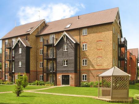 2 bedroom Flat to let in Wye Gardens, High Wycombe, HP12