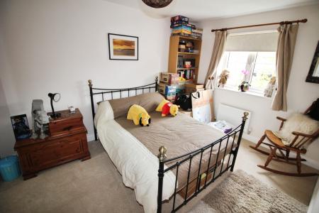 4 bedroom Semi-detached house for sale in Collington Rd, Berryfields, Aylesbury, HP18