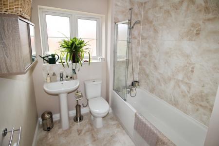 4 bedroom Semi-detached house for sale in Collington Rd, Berryfields, Aylesbury, HP18