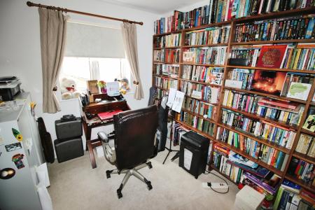 4 bedroom Semi-detached house for sale in Collington Rd, Berryfields, Aylesbury, HP18