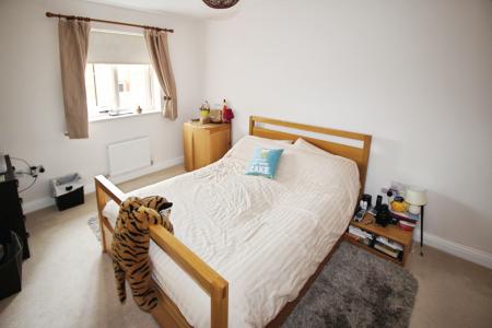 4 bedroom Semi-detached house for sale in Collington Rd, Berryfields, Aylesbury, HP18