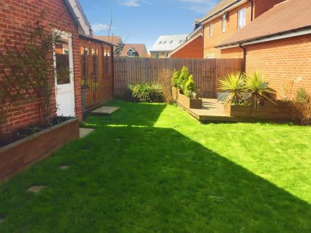 4 bedroom Semi-detached house for sale in Collington Rd, Berryfields, Aylesbury, HP18