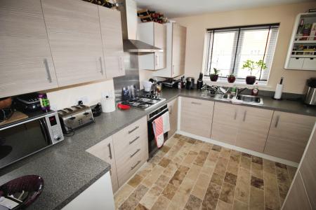 4 bedroom Semi-detached house for sale in Collington Rd, Berryfields, Aylesbury, HP18