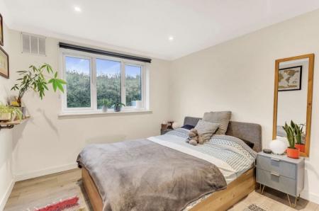 1 bedroom Flat to let in Knaves Hollow, Loudwater, HP10