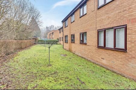 1 bedroom Flat to let in Knaves Hollow, Loudwater, HP10