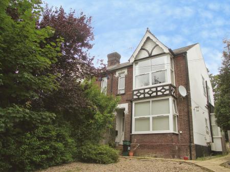 2 bedroom Flat to let in London Road, High Wycombe, HP11