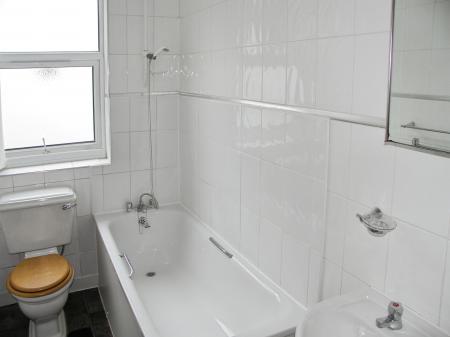 2 bedroom Flat to let in London Road, High Wycombe, HP11