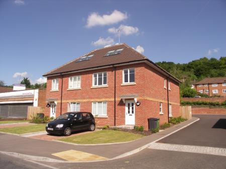 2 bedroom Flat to let in Wright Place, High Wycombe, HP13
