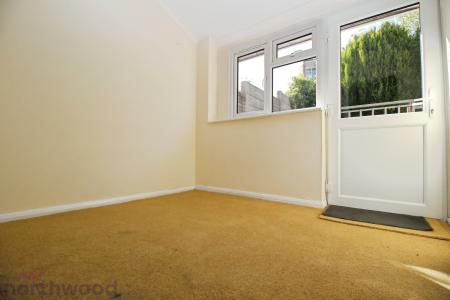 2 bedroom Semi-detached house to let in Roebuck Avenue, High Wycombe, HP13