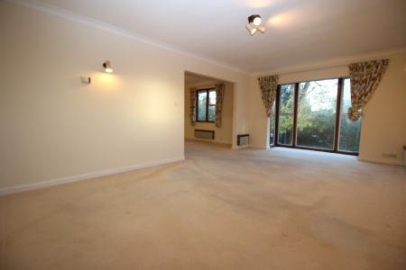 3 bedroom Flat to let in Overleigh Court, High Wycombe, HP13
