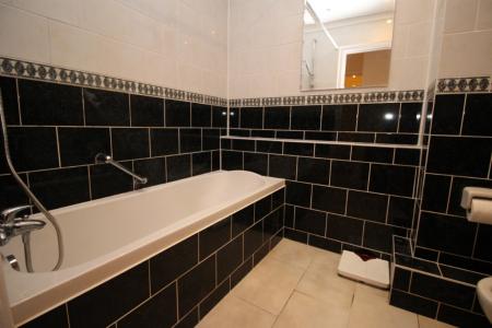 3 bedroom Flat to let in Overleigh Court, High Wycombe, HP13