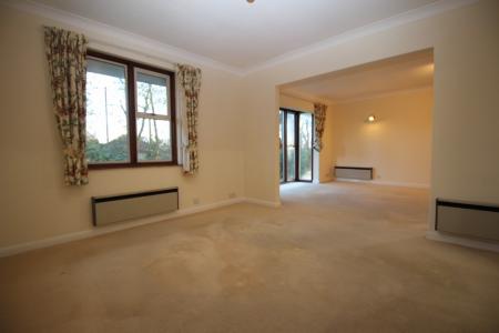 3 bedroom Flat to let in Overleigh Court, High Wycombe, HP13