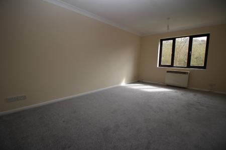 2 bedroom Flat to let in Maitland Drive, Hamilton Road, High Wycombe, HP13