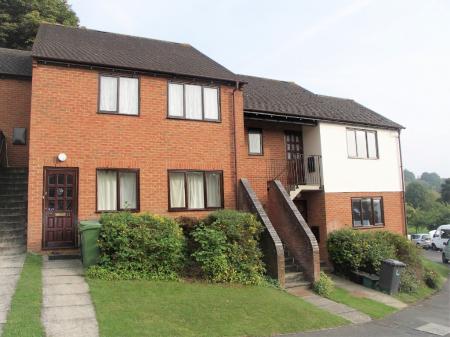 2 bedroom Flat to let in Maitland Drive, Hamilton Road, High Wycombe, HP13