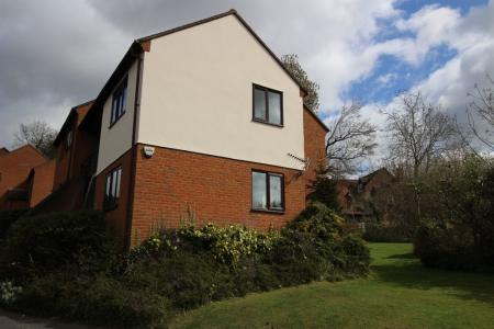 2 bedroom Flat to let in Maitland Drive, Hamilton Road, High Wycombe, HP13