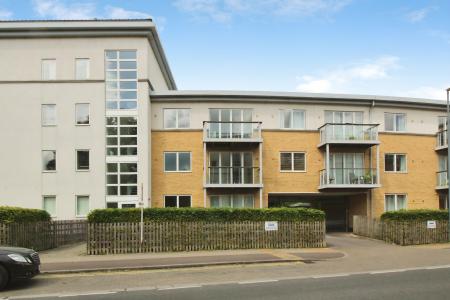 1 bedroom Flat for sale in Ryemead Way, High Wycombe, HP11