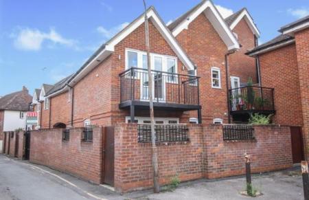 2 bedroom Semi-detached house to let in (FM) Crown Place, Marlow, SL7