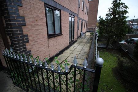 1 bedroom Flat to let in Queen Alexandra Road, High Wycombe, HP11