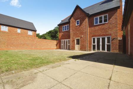 4 bedroom Detached house to let in Heatherdene Road, Abbey Barn, High Wycombe, HP10